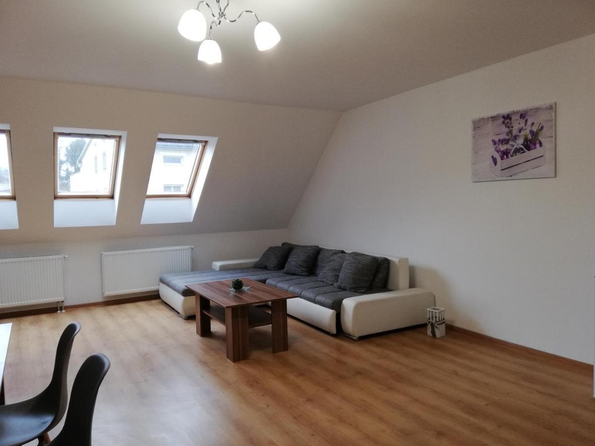 V Podkrovi Apartment